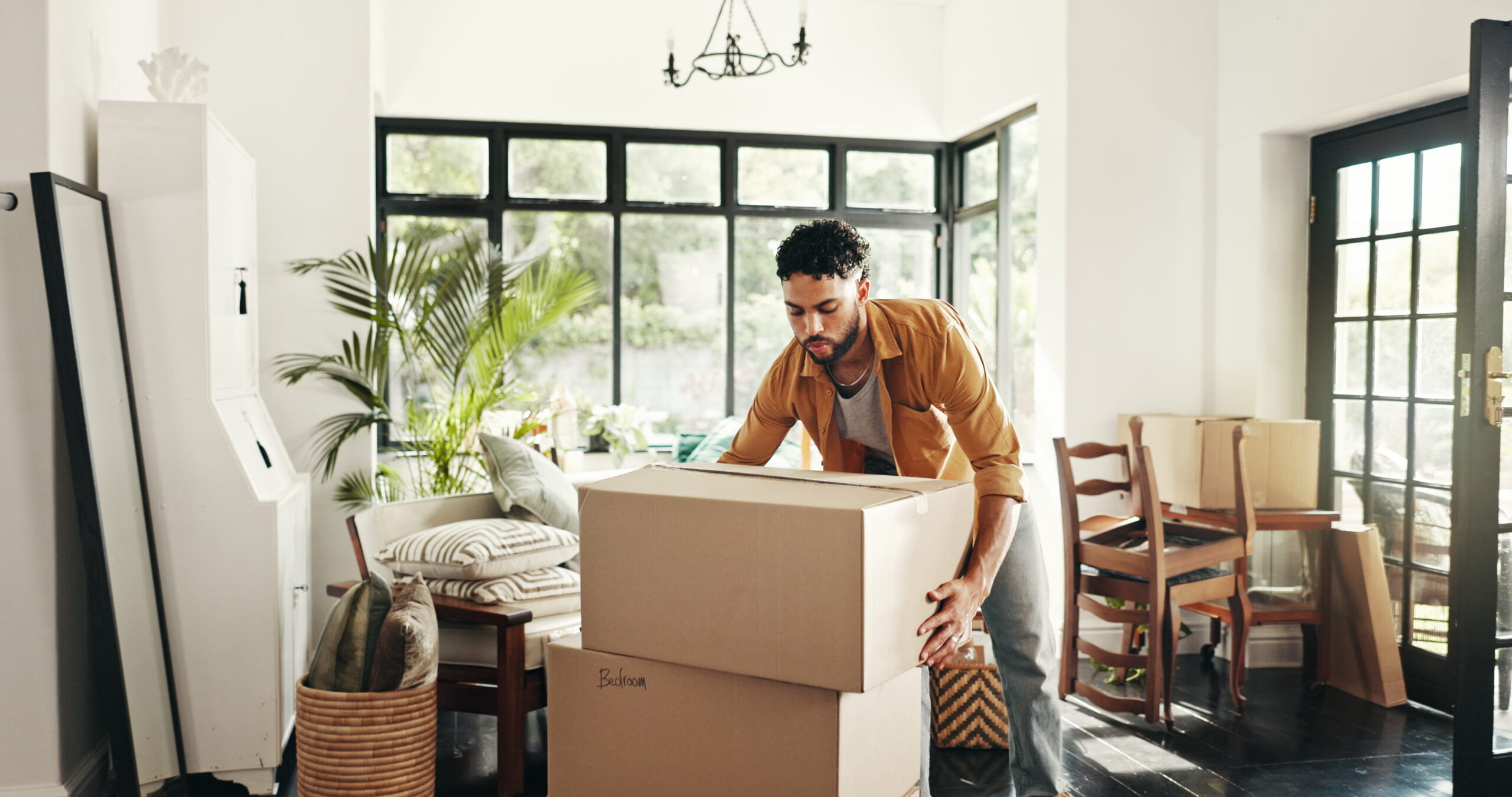 man moving out of house during divorce